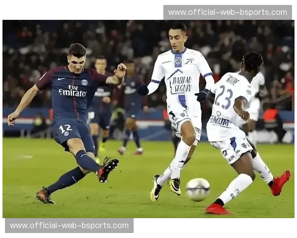 朗斯主力边锋恢复合练 有望在法甲关键战役中复出 朗斯主力边锋恢复合练 有望在法甲关键战役中复出